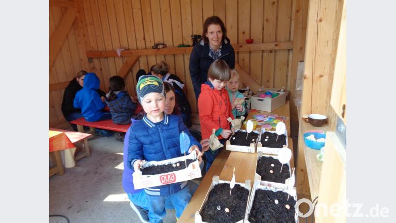 Die Kindergartenkinder "Steinwaldzwerge" waren fleißig. Bild: twg