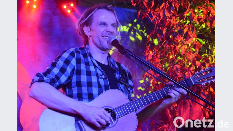 Hannes Wölfel sing "In allen Farben" von seinem Album "Unterwegs". Bild: Kunz