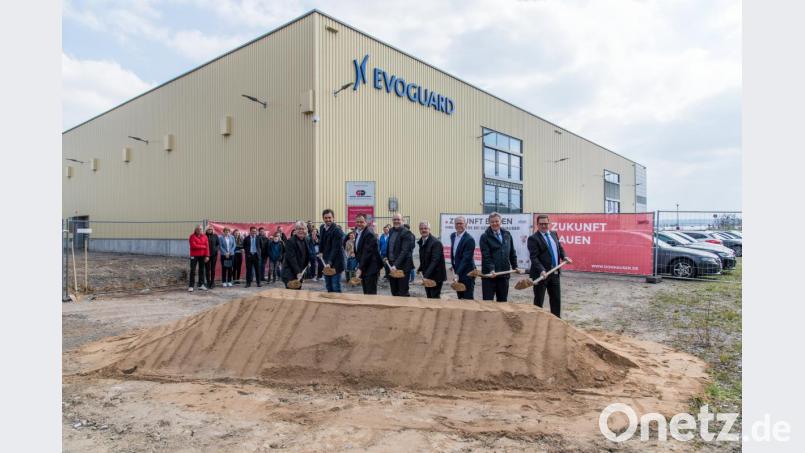 Beim Spatenstich waren mit dabei (vorne, von links) Helmut Hummel, Bauunternehmen Gebr. Donhauser, Matthias Altmann, Ingenieurbüro Altmann, Franz Zollner und Jürgen Schötzigk, beide Krones AG, Karl Bley, Bürgermeister von Nittenau, Martin Zierer, Evoguard GmbH, Landtagsabgeordneter Joachim Harnisch sowie Armin Ott, Krones AG. Bild: exb