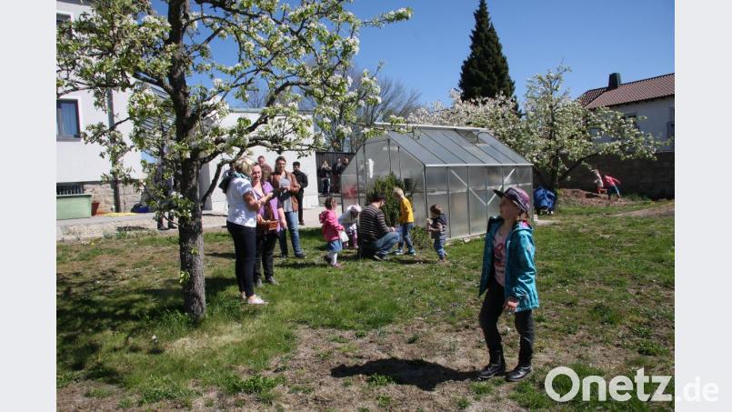 Bei frühlingshaftem Wetter, inmitten der blühenden Obstbäume, war die Entdeckungsreise durch den Klostergarten nochmal so schön. Bild: wro