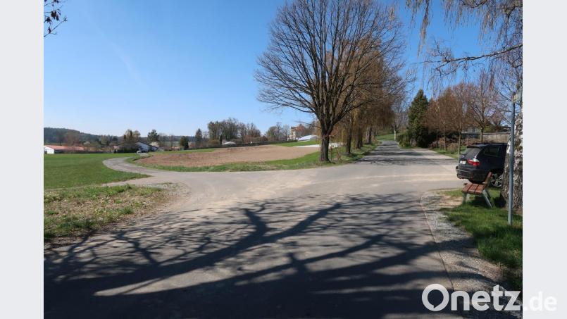 Sparsame LED-Lampen erhellen künftig den Weg durch die Sieglestraße (rechts im Bild) zum Friedhof. Die letzte Leuchte spendet auch den Parkplatz am Friedhof (rechts) ausreichend Licht. In der jüngsten Gemeinderatssitzung wurde die Anschaffung von sechs neuen Brennstellen entschieden. Bild: bsc