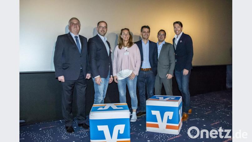 Hillmar Wollner, Marketingleiter bei SchmidtColleg, Thomas Völkl vom Verein
Zukunftsfähige Führung mit christlichen Werten, Daniela Gleue, Herzlichkeitsbeauftragte bei Upstalsboom, Leonhard Zintl, Vorstand der Volksbank Mittweida, Thomas Ludwig, Vorstand der Volksbank Raiffeisenbank Nordoberpfalz, und Dr. Christian Rauscher, Fachbuchautor und Geschäftsführer von &quot;Emotion Banking&quot;, (von links) tauschten sich am Ende des Abends mit dem Publikum über erfolgreiche Unternehmensführung aus. Bild: exb