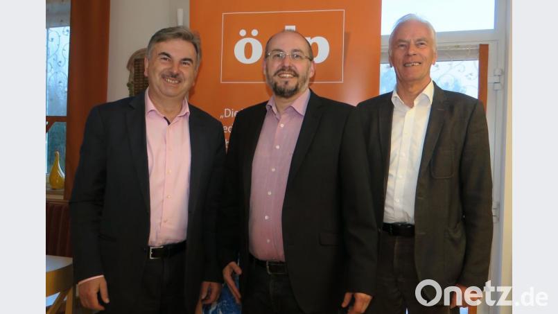 ÖDP-Kreisvorsitzender Alfred Damm, der Kandidat für die Europawahlen, Alexander Abt, und Kreisrat Arnold Kimmerl (von links) sprechen sich für ein sozial gerechtes Europa in Frieden und Freiheit aus. Bild: Hirsch