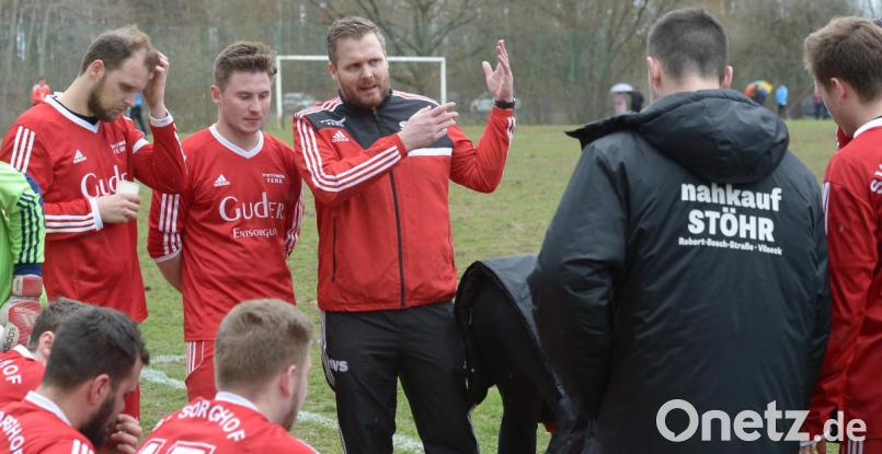 Florian Zippe (Mitte) hat den SV Sorghof in der Winterpause als Interimstrainer übernommen. Bild: ref