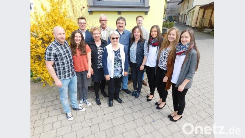 Der 80. Geburtstag von Anna Dorsch (vorne Mitte) ist für ihre Angehörigen natürlich ein angenehmer Pflichttermin. Bild: hai