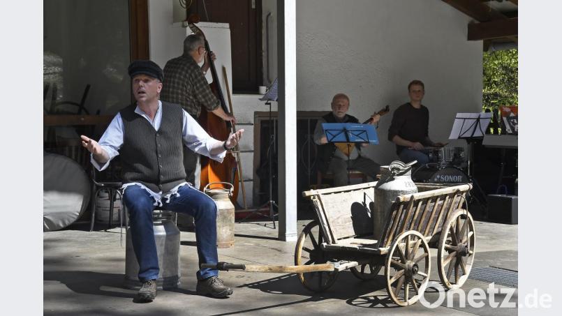 &quot;Wenn ich einmal reich wär&#039;&quot;: Milchmann Tevje (Thomas Reiß) singt sein berühmtes Lied. Bild: Petra Hartl