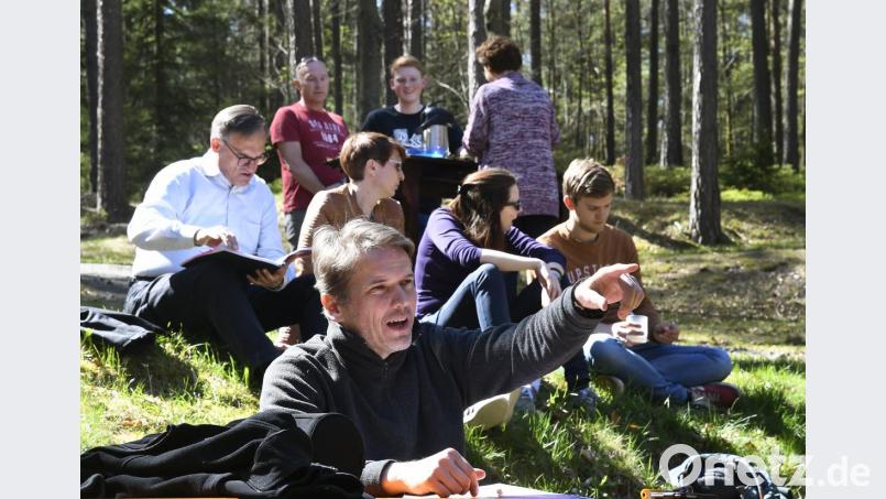 Spielleiter Stefan Reindl (vorne) in seinem Element. Bild: Petra Hartl