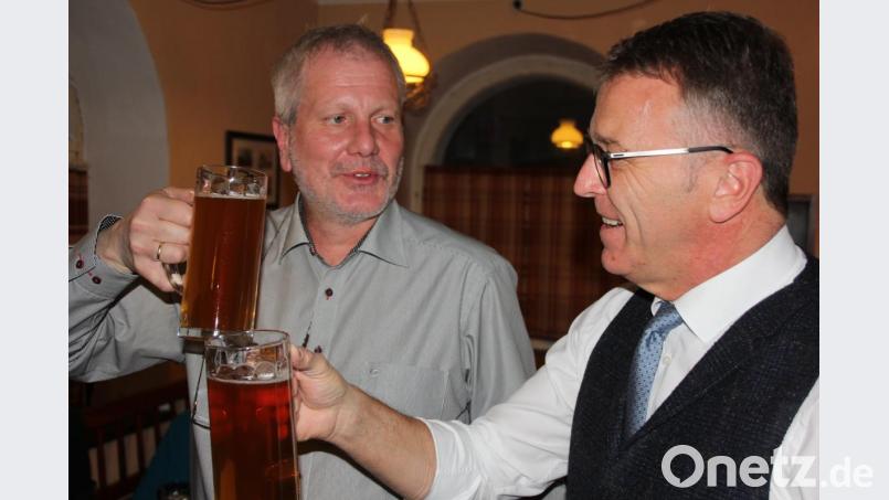 Vorsitzender Martin Hager und Bürgermeister Franz Stahl ließen sich den Urmärzen schmecken. Bild: kro