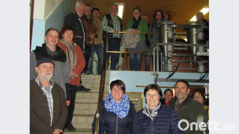Nach der Besichtigung der Reuther Schlossbrauerei diskutierten die Teilnehmer, unter ihnen die Landtagsabgeordneten Rosi Steinberger und Anna Toman (vorne in der Mitte), mit Brauerei-Chef Rigobert Bergler (hinten, Mitte) über die Erhaltung der Wasserqualität. Bild: ang