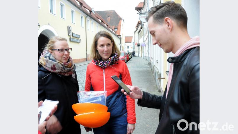 Ostereiersuche 2018: Alex Viebig (rechts) mit zwei Gewinnerinnen. Bild: Stephan Huber