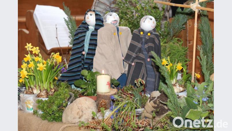 Während der Lesung aus dem Evangelium wurde die Ostergeschichte den Kindern mit den Figuren im Ostergarten verdeutlicht: Bild: rpp