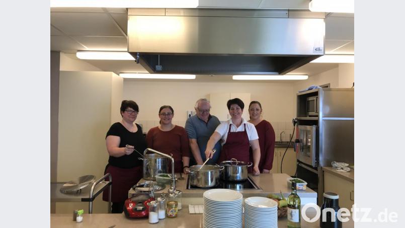 Dank für das „Perfekte Dinner“ zollte Heimbeiratsvorsitzender Lutz Wuttke vom Senioren-Servicehaus Neusorg (Mitte) den Köchinnen Ramona Schörner (von links), Stefanie Bodenschatz, Natalja Kolep und Tina Ahrendt. Bild: öt
