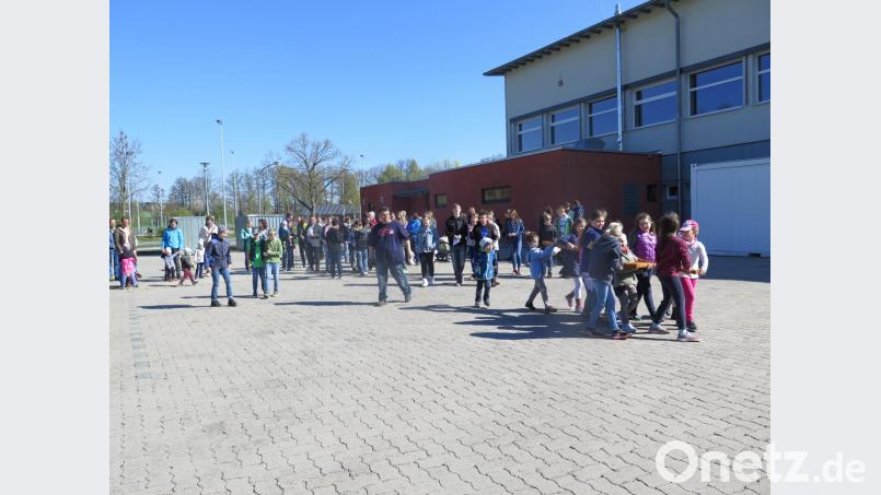 Auf dem Weg zu den sechs Stationen wechseln sich die Kinder und Jugendlichen beim Tragen des großen Holzkreuzes ab. Bild: jzk