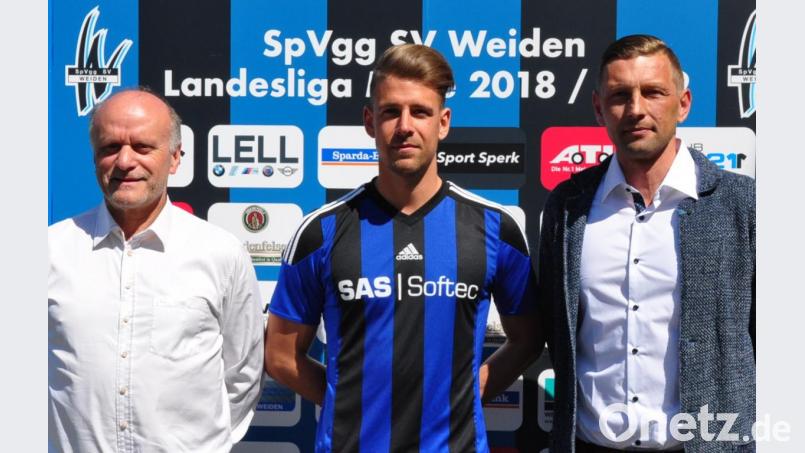 Teammanager Hannes Beer (links) und Trainer Andreas Scheler (rechts) hießen Timo Nürnberger bei der SpVgg SV Weiden willkommen. Bild: exb