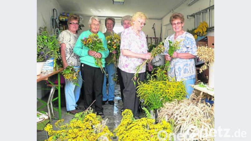 Lidwina Wiedenhofer (Zweite von links) im Kreis ihrer engsten Mitarbeiterinnen bei einer ihrer letzten Kräuterbuschenaktionen Bild: rn