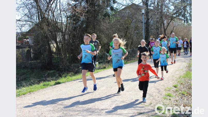 Bei herrlichstem Sonnenschein startete die 29. Saison des Lauftreffs. Bild: pko