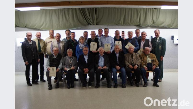 Alle zwei Jahre werden verdiente und langjährige Vereinsmitglieder von Stadtschützen und OSB geehrt. Diesmal waren es 29 Schützen. Dazu gratulierten Bürgermeister Richard Tischler (hinten rechts) sowie (links stehend) OSB-Präsident Franz Brunner und Schützenmeister Rudi Schreyer. Bild: slh