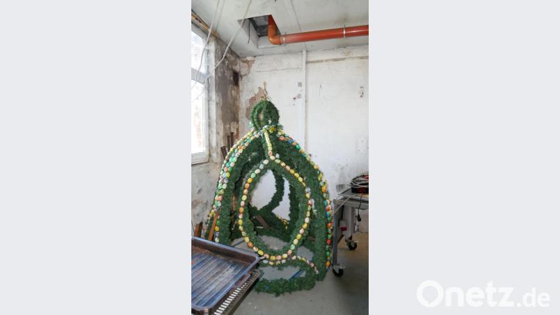 Die Osterkrone wird in einem Winkel des alten Feuerwehrgerätehauses aufbewahrt. Bild: gz