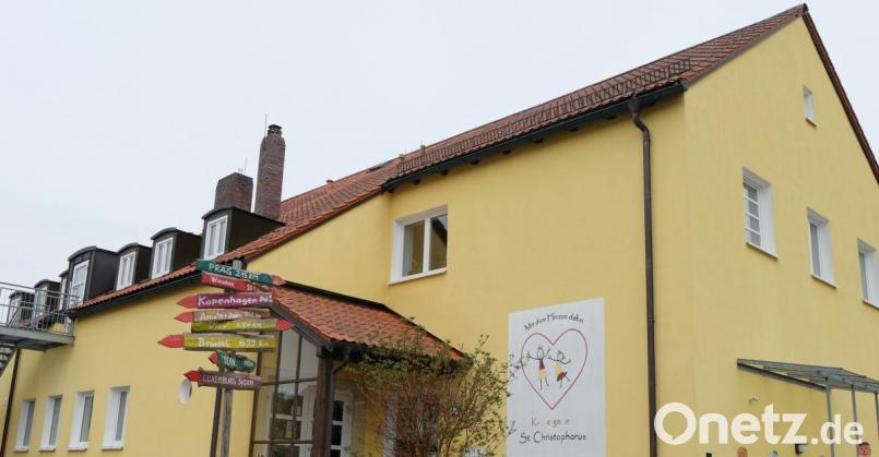 Aufgrund vorliegender Anmeldezahlen für das Krippenjahr 2019/2020 und der im Januar durchgeführten Bedarfsumfrage bei den Eltern der bis sechsjährigen Kinder plant die Gemeinde Stulln ab September 2019 im Obergeschoss des Kindergartens die Errichtung einer Kinderkrippe, Die bisher vorhandenen sechs Krippenplätze der Gemeinde Stulln in der &quot;Villa Kunterbunt&quot; sind bei weitem nicht mehr ausreichend. Durch kleinere Änderungen des Turnraumes mit den Nebenräumen kann mit Zustimmung des Jugendamtes Schwandorf übergangsweise eine Krippengruppe genehmigt werden. Bild: ohr
