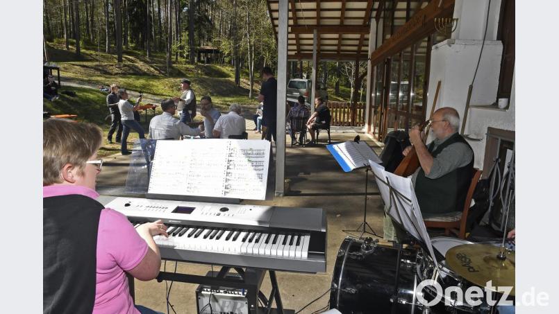 Gesang und Live-Musik sind eine Besonderheit bei der Schnaittenbacher Theatergruppe. Bild: Petra Hartl