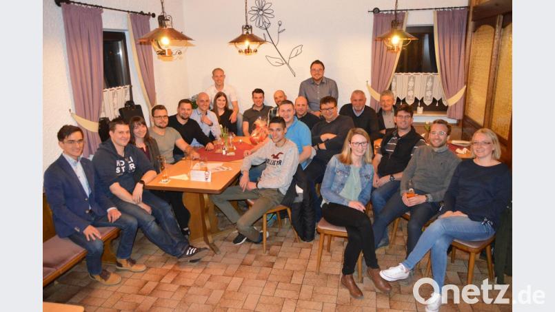 Ein 15-köpfiges Team mit Julian Kraus, Sebastian Biller, Maximilian Kohl, Andreas Helgert, Andreas Klapper und Stefan Wildenauer an der Spitze (von hinten Mitte sitzend oben und links daneben) leitet den CSU-Nachwuchs. Mit im Bild die Ehrengäste, darunter Kreischef Benedikt Grimm (vorne, links). Bild: bk