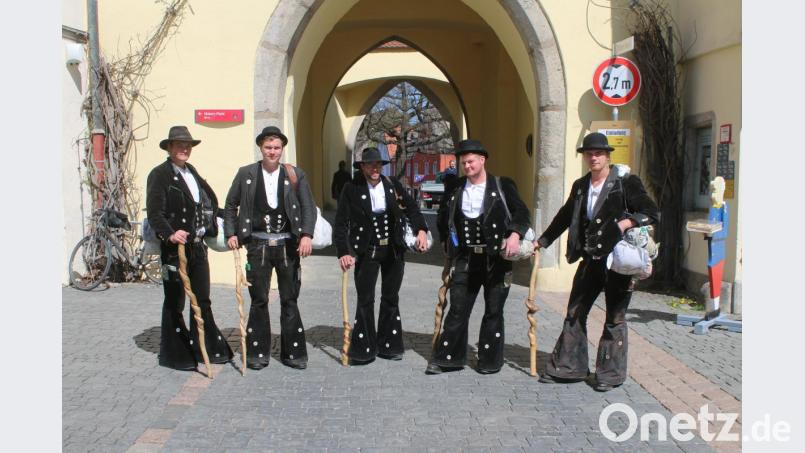 Nur für eine kurze Pause halten sich die Freien Vogtländer in Weiden auf. Am Stadttor posieren sie für ein Abschiedsfoto. Bild: sne