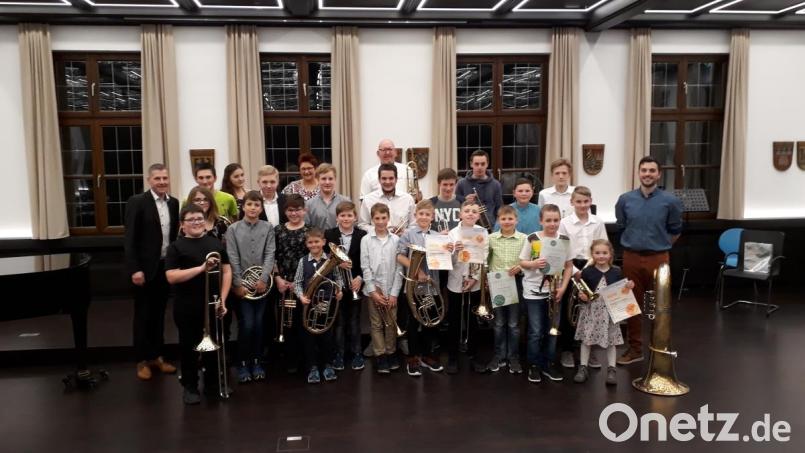 Ihr Können zeigten Musikschüler im Sitzungssaal des Landratsamts, einige von ihnen erhielten auch die Auszeichnungen Junior 1 und Junior 2. Bild: exb