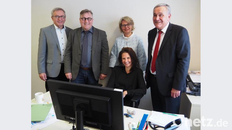 Diplom-Sozialpädagogin Johanna Jelen (sitzend) ist eine der ersten städtischen Mitarbeiterinnen, die ins Sozialbürgerhaus eingezogen sind. Besuch bekommt sie von (von links) Jobcenter-Geschäftsführer Peter Witt, Sozialdezernent Wolfgang Hohlmeier, Arbeitsagentur-Bereichsleiterin Claudia Wildenauer-Fischer und Oberbürgermeister Kurt Seggewiß. Bild: Bühner