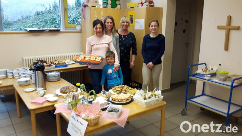 Der Kindergarten &quot;Haus der kleinen Füße&quot; bewirtet beim Frühlingscafé die zahlreichen Gäste. Elternbeiratsvorsitzende Katharina Schultes (rechts) freut sich über den Zuspruch. Bild: alr