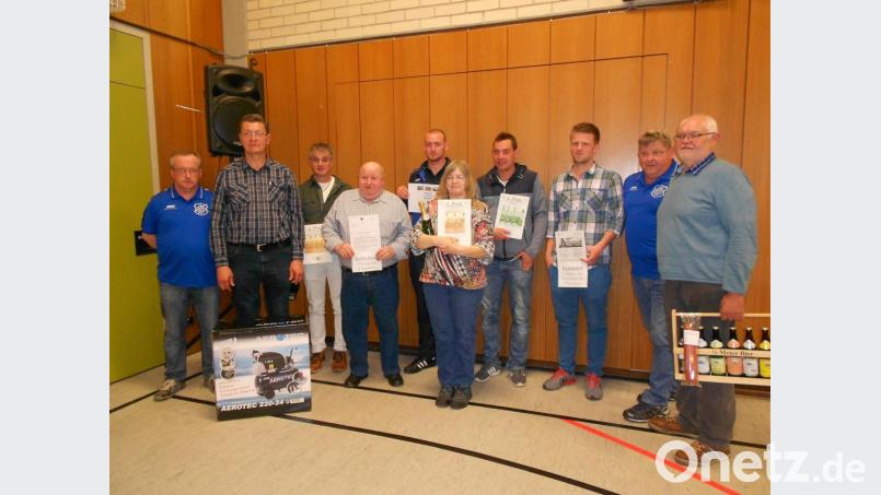 Die besten Kartler beim Jubiläums-Preisschafkopf der SpVgg-Kegler dürfen tolle Geld- und Sachpreise mit nach Hause nehmen. Bild: du