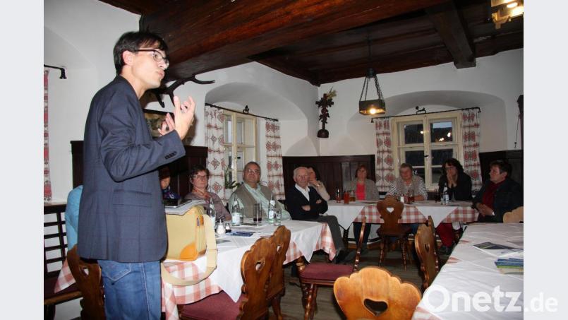 Adrian Roßner zeigte sich von der historischen Wirtsstube im „Roten Ochsen“ begeistert. Bild: wro