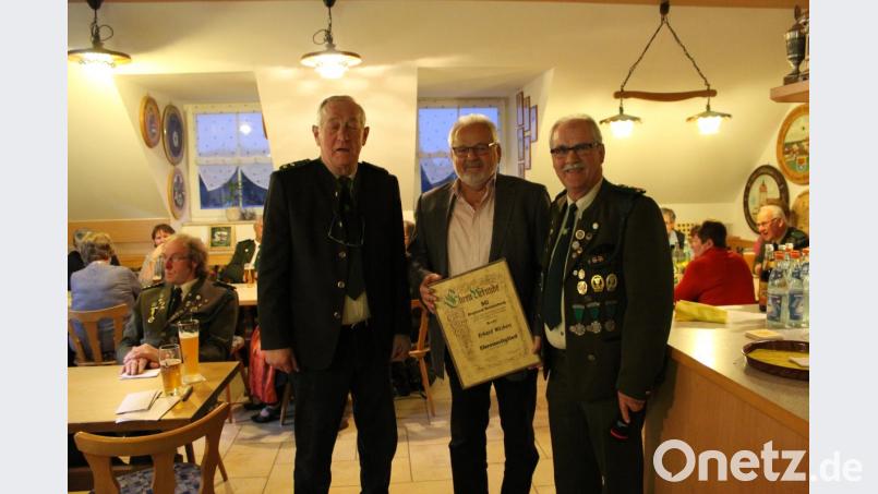 Ehrenschützenmeister Erwin Schötz (links) und Zweiter Schützenmeister Helmut Schötz (rechts) vollziehen mit der Übergabe der Urkunde die Ernennung des neuen Ehrenmitglieds Erhard Nitzbon. Bild: sis