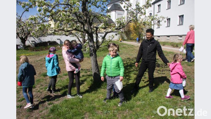 Damit das Eierfinden nicht allzu schwer wurde, half auch Pfarrer Joseph mit. Bild: wro