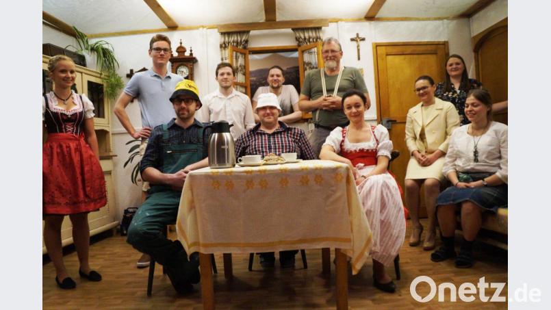 Am Anfang der Premiere stellten sich die großartigen Schauspieler des Theatervereins dem Publikum vor und wurden mit einem riesigen Vorschuss an Applaus begrüßt. Bild: weu