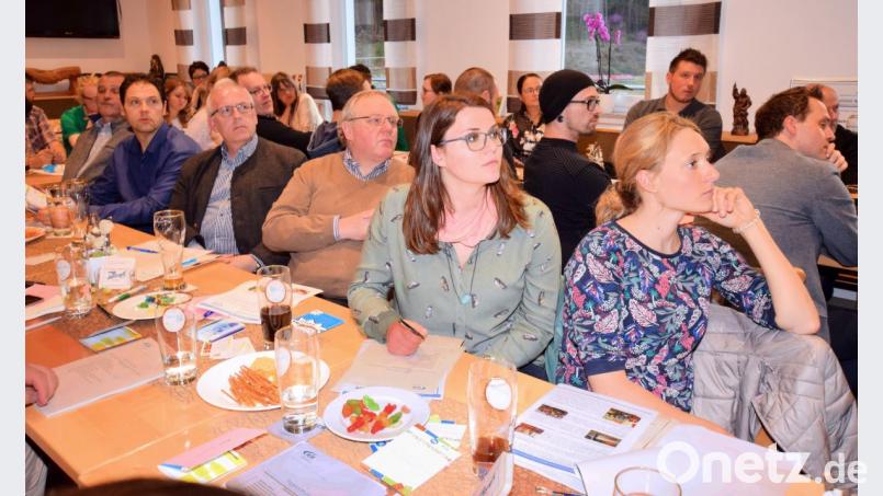 Interessiert verfolgen die Delegierten im Sportheim des SV Illschwang die Ausführungen des Vorstands. Bild: no