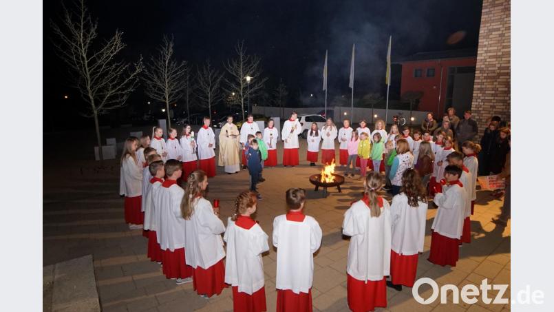 Mit den Ministranten traf sich Pfarrer Hoch am Osterfeuer, das die KLJB vor der Pfarrkirche entzündet hatte. Bild: nib
