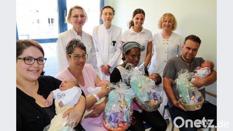Vier Osterbabys gab es heuer in Marktredwitz: Christina Weber mit Tochter Ronja aus Immenreuth, Christine Brem aus Marktleuthen mit Margarethe, Chefärztin Dr. Maria Dietrich, Dana-Madalina Cioceanu, Sara Dane Muche und Sohn Abel aus Waldsassen, Hebamme Stepanka Trappova, Säuglingsschwester Alexandra Wilholm und Giuseppe Mosaico mit Sohn Matteo aus Marktredwitz. Bild: exb
