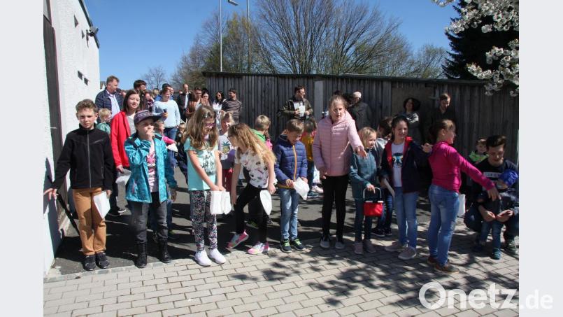 Nach dem Ostermontags-Gottesdienst ging es zum Eiersuchen in den Klostergarten. Bild: wro