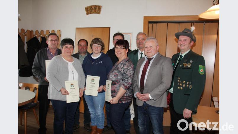 (von rechts) Gauschützenmeister Manfred Muck, dritter Bürgermeister Peter Forster und Schüt-zenmeister Manfred Becher gratulierte den für langjährige Mitgliedschaft Geehrten und dankten ihnen für die Treue zum und ihre Arbeit für den Verein. Bild: frd Bild: frd