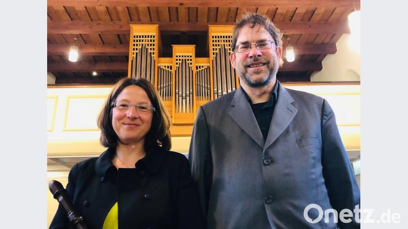 Gerd Hennecke und Verena Schmid gestalten ein viel beklatschtes Osterkonzert in der evangelischen Kirche in Hirschau,. Bild: wku