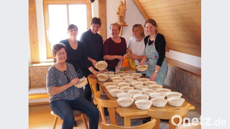 Die Frauen des Frauenbundes Beidl bei der Vorbereitung des Solibrotes. Bild: exb