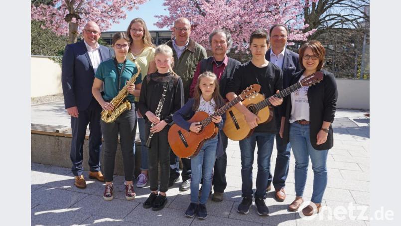 Oberbürgermeister Oliver Weigel ließ es sich nicht nehmen, den erfolgreichen Marktredwitzer Musikschülern persönlich zu gratulieren.   Bild: exb