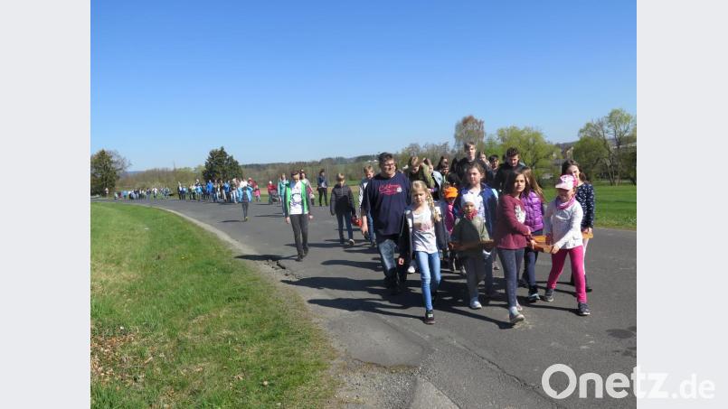 Auf der Berndorfer Straße führt der Kreuzweg zur dritten Station in der Friedhofskirche. Bild: jzk