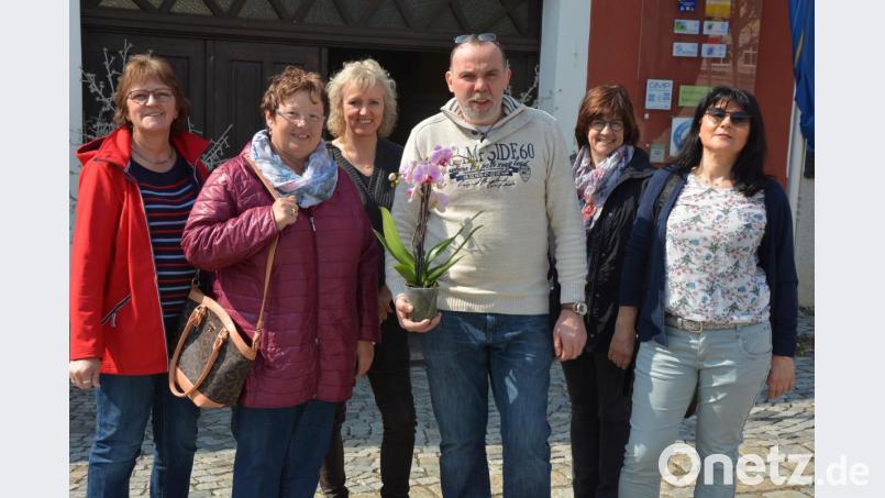 Über den Konnersreuther Gasthof „Weißes Ross“ informierte sich der Tourismusförderverein Mitterteich. Im Bild (von links) Martha Eckert, Vorsitzende Gerlinde Lang, Kathrin Burger, Wirt Hugo Schiml, Irmgard Grillmeier und Gabi Bleistein (Tourist-Info Mitterteich). Bild: jr