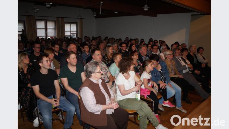 Das Publikum im voll besetzten Pfarrheim war begeistert. Bild: weu