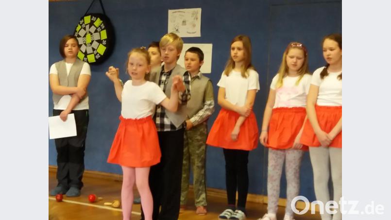 Beim Besuch der Partnerschule gehörten auch Musik- und Tanzauftritte zum Programm. Bild: exb