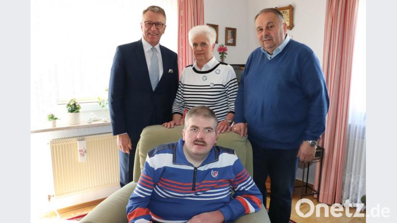 Bürgermeister Franz Stahl (links) überbrachte Manfred und Johanna Minnich seine Glückwünsche persönlich. Vorne im Bild Sohn Frank. Bild: exb