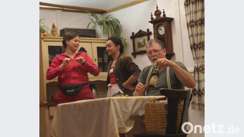 Feriengast Kunigunde (Barbara Eichinger) im Gespräch mit Bäuerin Fanny (Brigitte Schöberl), hat mit Knecht Hein (Günter Schmidt) eine Wette laufen. Bild: weu