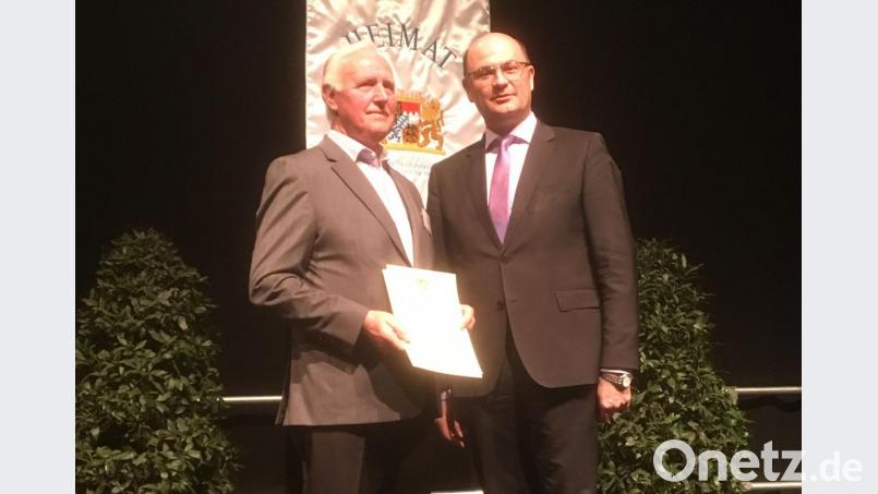 Finanzminister Albert Füracker (rechts) ehrt Martin Scheidler in Regensburg. Bild: nbu