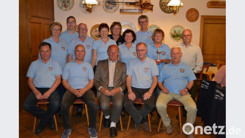 Der Ehrenvorsitzende der 260 Mitglieder starken 7er-Kameradschaft, Manfred Hofmann (vorne, Mitte), lobt die erfolgreichen Schützen der Schießgruppe des Vereins. Bild: hcz